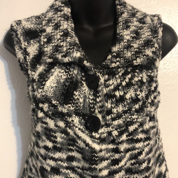 Daytrip sweater vest with 2 buttons. Black and white size small - Picture 2 of 6